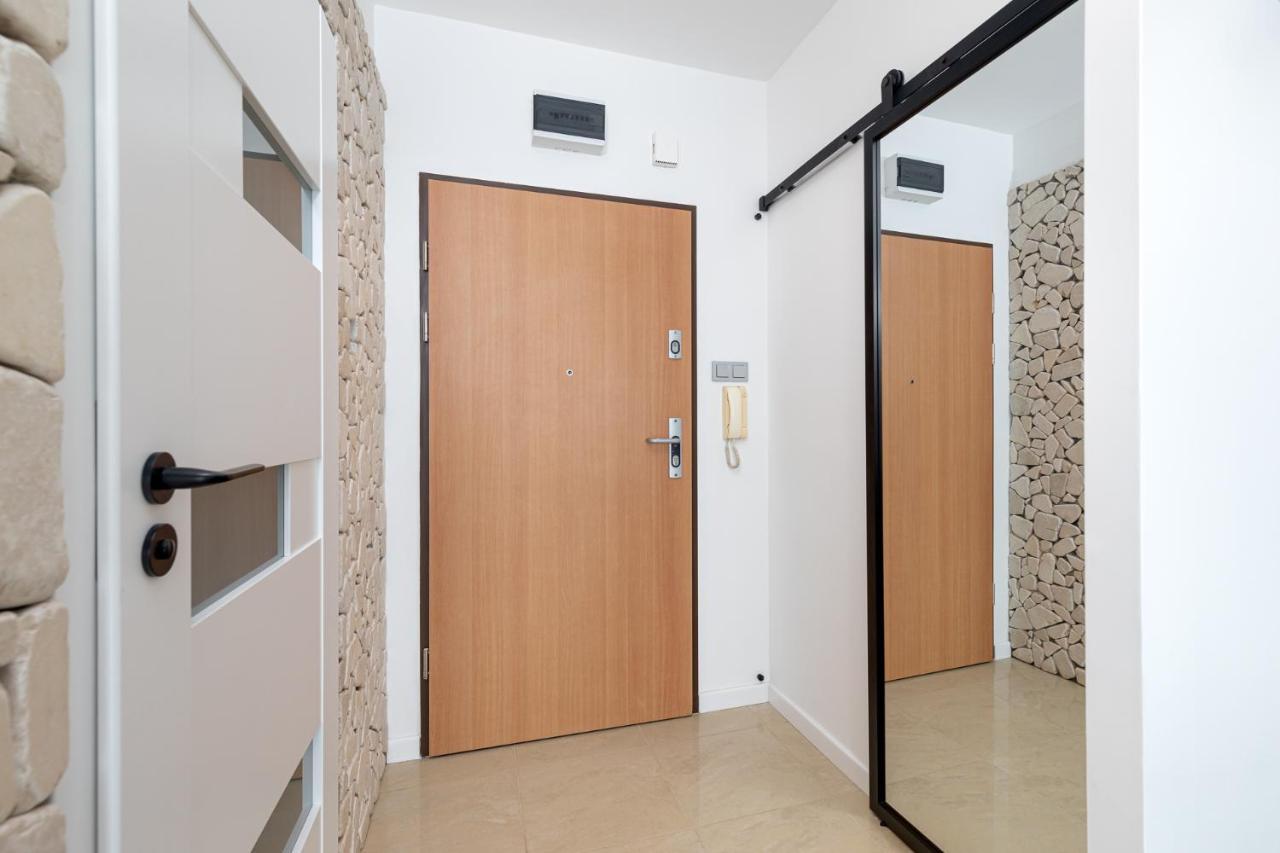 ורשה Sierpinskiego 1A - Studio With Balcony & Desk - Remote Work By Noclegi Renters מראה חיצוני תמונה