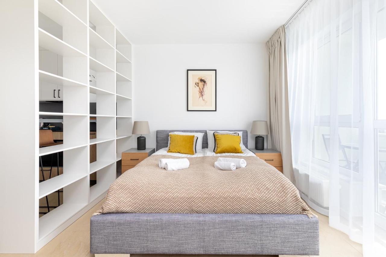 ורשה Sierpinskiego 1A - Studio With Balcony & Desk - Remote Work By Noclegi Renters מראה חיצוני תמונה